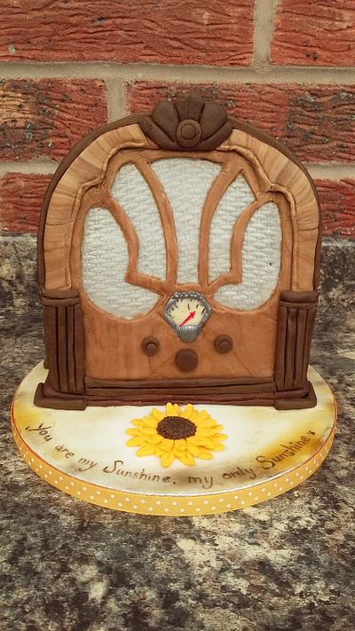 Vintage Radio cake - Cake by Karen's Kakery