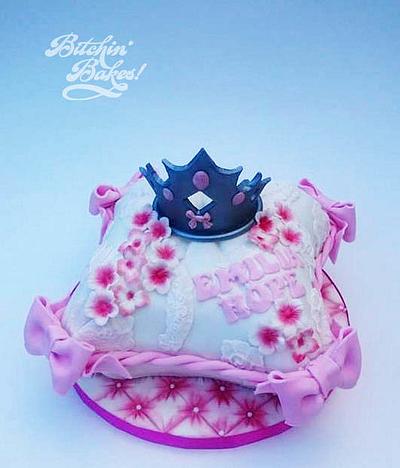 Pillow with tiara - Cake by fitzy13
