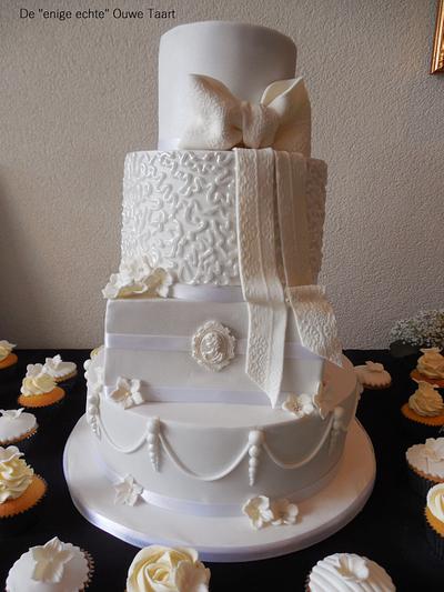 wedding cake white with bow - Cake by DeOuweTaart