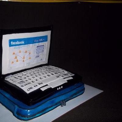 Laptop Case and Laptop Cakes!! - Cake by Bakemywaytoheaven