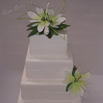 Wedding cake with Sugarveil and Magnolia's - Cake by Torta Deliziosa