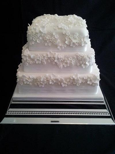Simple in white - Cake by Sam Belben