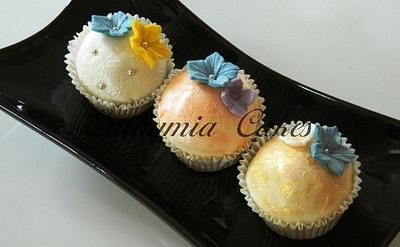 Domed Cupcakes - Cake by Eva