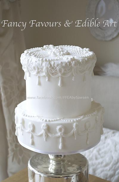 White on white - Cake by Fancy Favours & Edible Art (Sawsen) 