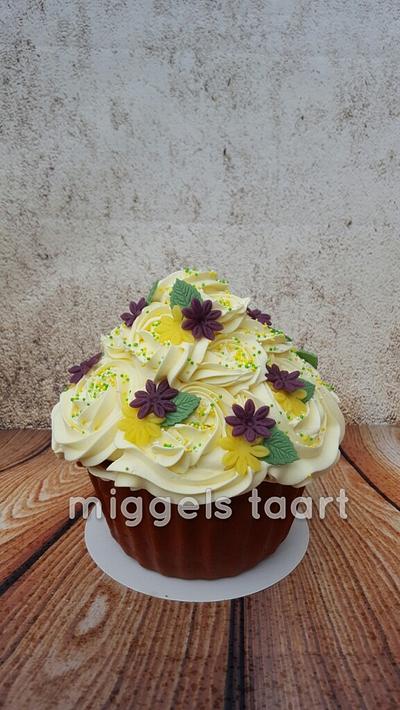 flowery smash - Cake by henriet miggelenbrink