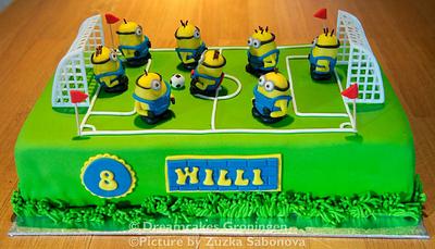 Minions soccer cake - Cake by Dreamcakes Groningen