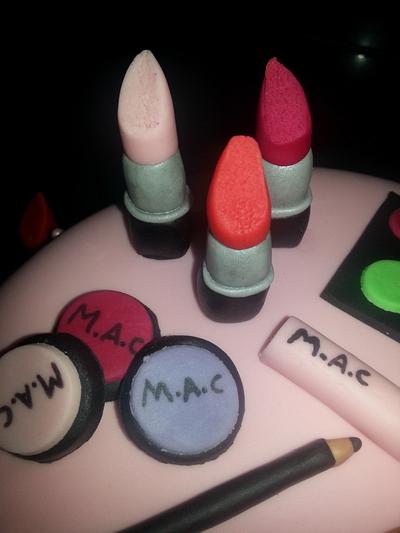 makeup birthday cake - Cake by Muna's Cakes 