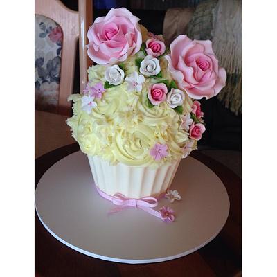 Giant floral cupcake  - Cake by Bianca Marras