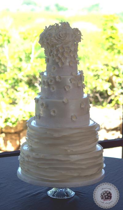 White blossom wedding cake - Cake by Mericakes