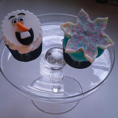 Frozen themed cupcakes - Cake by Jenn Szebeledy  ( Cakeartbyjenn_ )