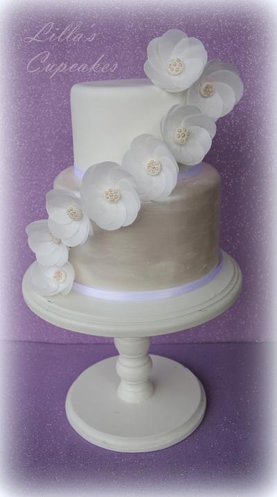 Wafer Paper Flowers and Pearls - Cake by Lilla's Cupcakes