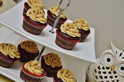 choc banana cupcakes with caramel icing! - Cake by Sini's Cakery 