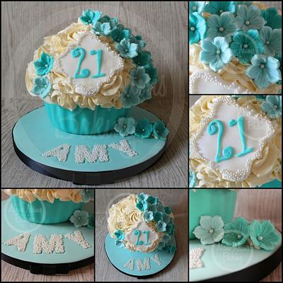 Tiffany Giant Cupcake - Cake by Num Nums