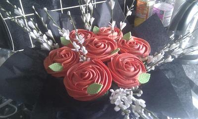 Red Rose Bouquet - Cake by hazelredcakes