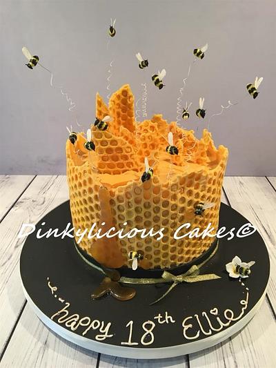 Bumblebee Cake - Cake by Dinkylicious Cakes