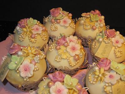 vintage flower cupcakes  - Cake by d and k creative cakes