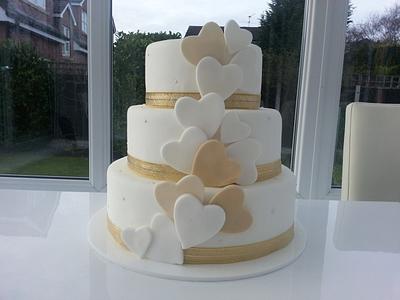 White and gold hearts wedding cake - Cake by Claudiascakecompany