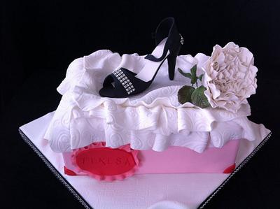 shoe box and david austin rose cake - Cake by sasha