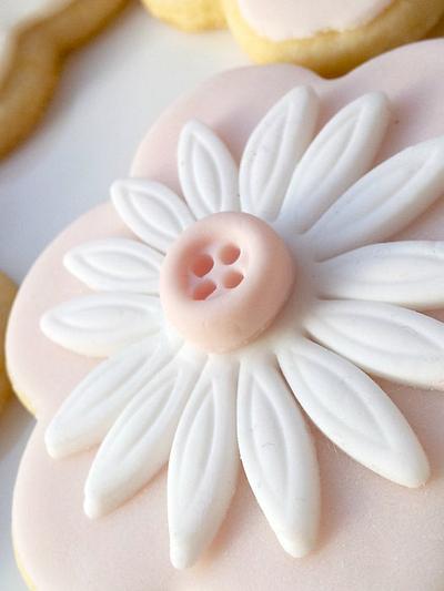 Buttons and Flowers - Cake by miettes