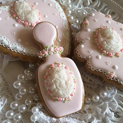 Cameos in blush - Cake by Teri Pringle Wood