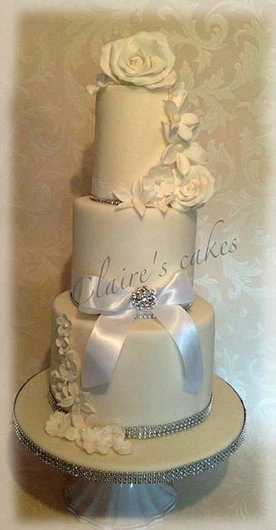 Cream n white wedding  - Cake by Claire