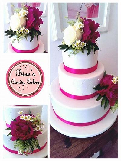 Wedding cake with real flowers - Cake by Bine's Candy Cakes