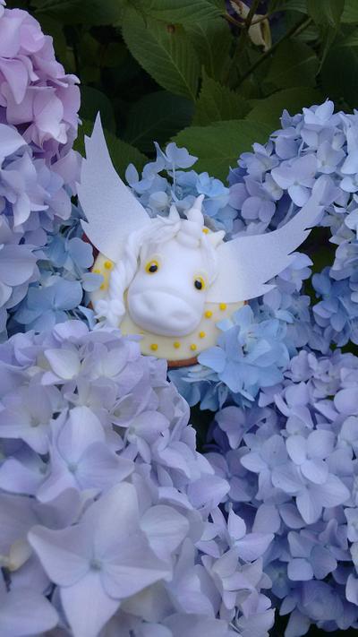 A yellow eyed unicorn landed onto my hydrangeas! - Cake by Clara