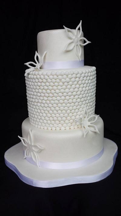 Pearl & Lace flower - Cake by Chloes Cake Creations