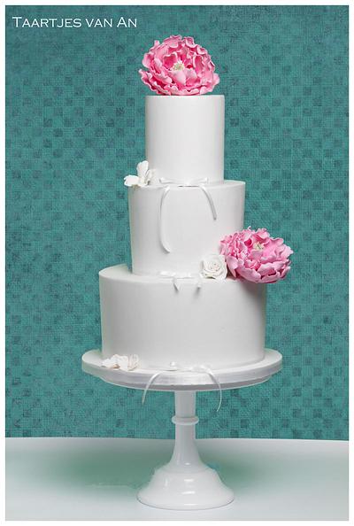 Clean and chique weddingcake - Cake by Taartjes van An (Anneke)