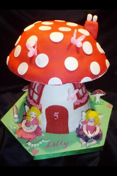 Toadstool fairy house - Cake by Altie