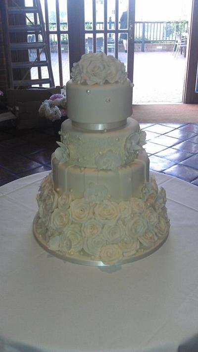 leeds castle wedding  - Cake by Sweetlouisecakes