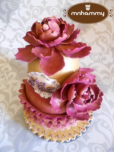 Gold and peonies - Cake by Mnhammy by Sofia Salvador