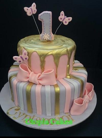 golden drip cake - Cake by Utopiacakes