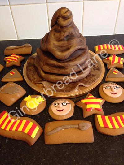 Harry potter sorting hat with matching gingerbread. - Cake by Gingerbread Lane