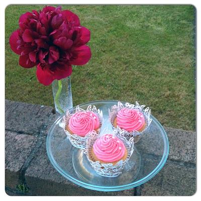 vanilla and fresh raspberry cupcakes - Cake by Mandy