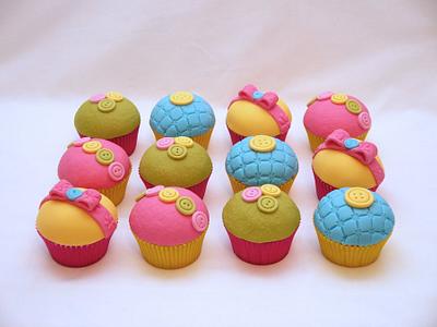 Button and Bow Cupcakes - Cake by Natalie King