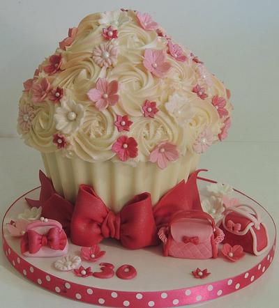 Giant Cupcake wiht Mini Bags - Cake by Shereen