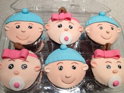 Baby faces  - Cake by Rochelle Steer