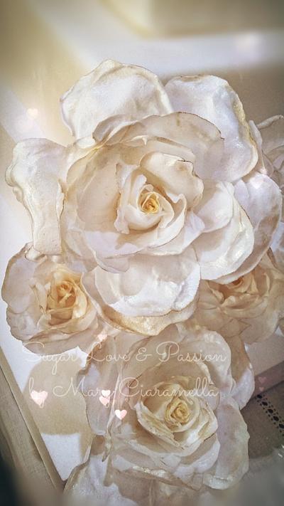 White and Gold Wafer paper roses 💛  - Cake by Mary Ciaramella (Sugar Love & Passion)