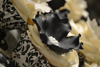 Black and white flower cupcakes  - Cake by Cakesbylala