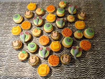 Wild animal cupcakes and cake  - Cake by Sonia