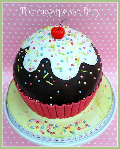 Giant cupcake - Cake by The Sugarpaste Fairy