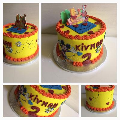 Winnie and Friends with Mickey  - Cake by Que's Cakes