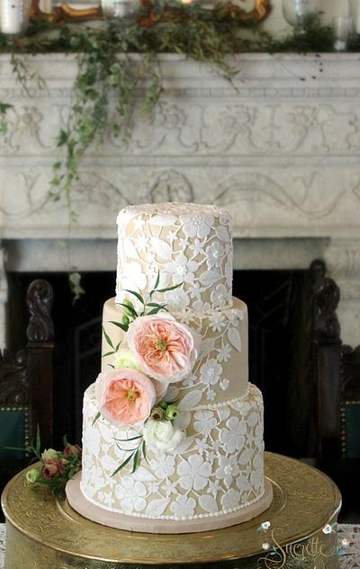 Lace and flowers - Cake by Sucrette, Tailored Confections