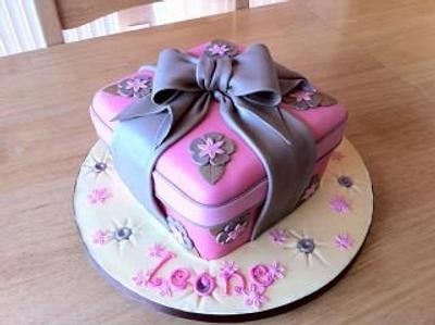 Wrapped Present cake - Cake by GazsCakery