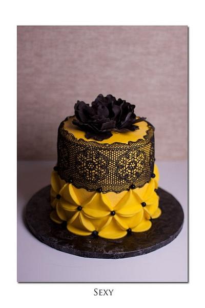 Black and yellow - Cake by Jan Dunlevy 