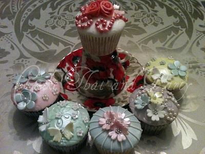 shabby chic/ vintage cupcakes  - Cake by yvonne