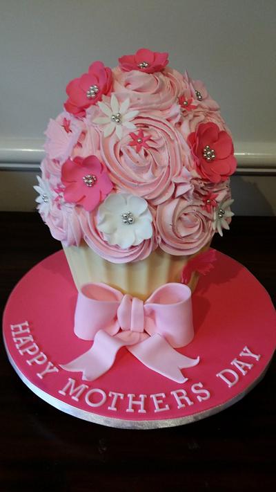 Mothers Day Cupcake - Cake by Lisa-Jane Fudge