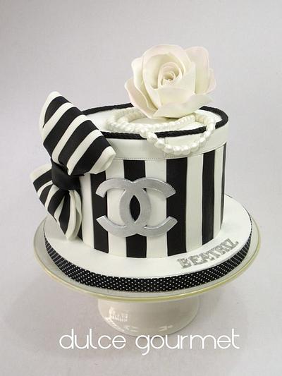 Elegance in white and black - Cake by Silvia Caballero