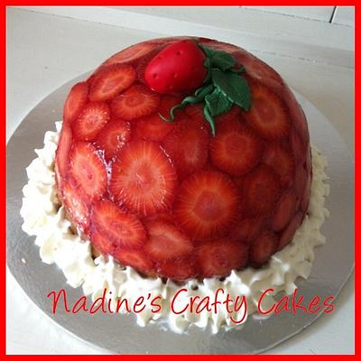 Strawberry dream - Cake by Nadine Tyrrell